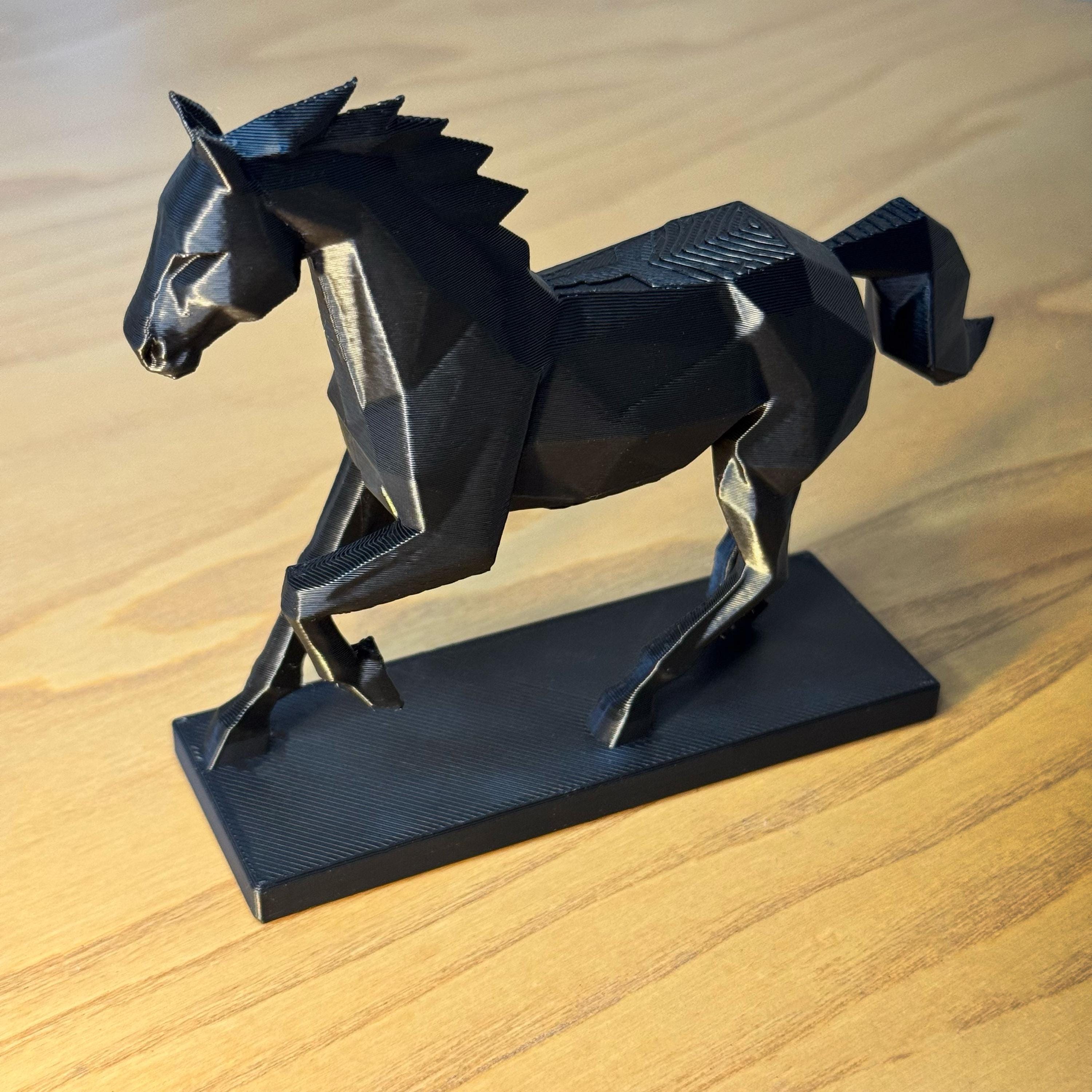 Black Low Poly Horse Statue – Modern 3D Printed Figurine – Minimalist Home Décor